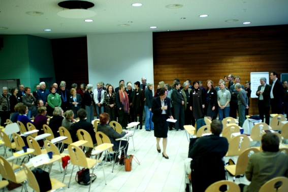 K. Rappe-Giesecke moderiert die Aufstellung der fünf Kurse K. Rappe-Giesecke moderiert die Aufstellung der fünf Kurse